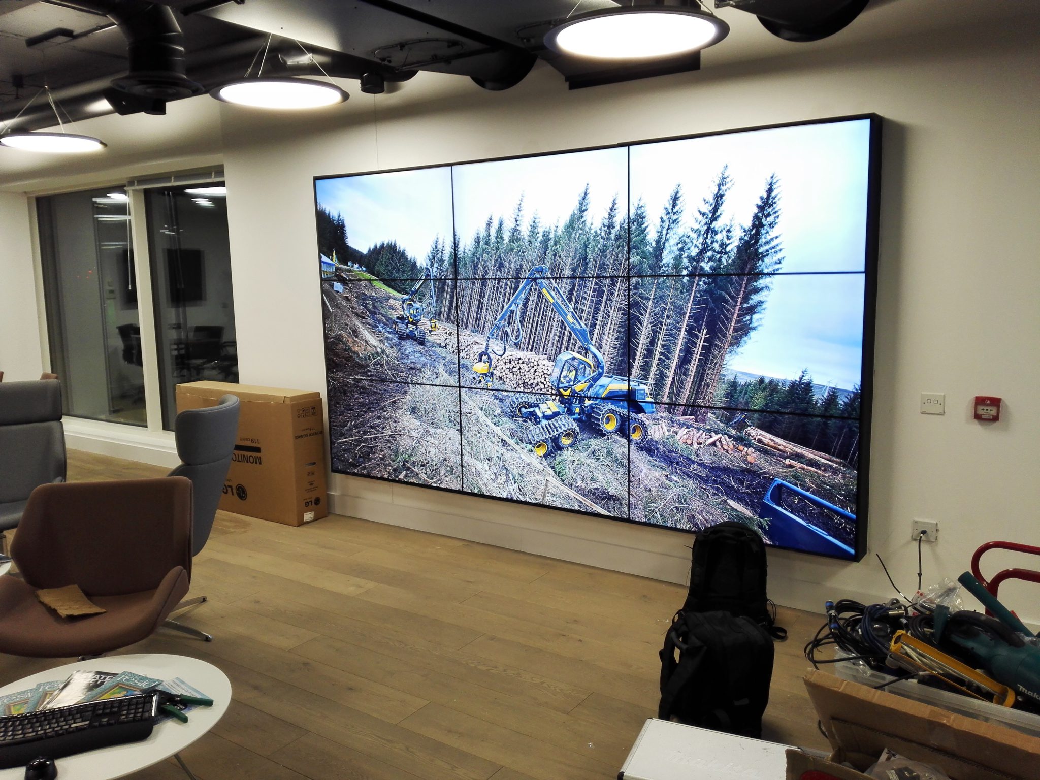3x3 hd videowall installation setup london, LG screens high performance samsung.
