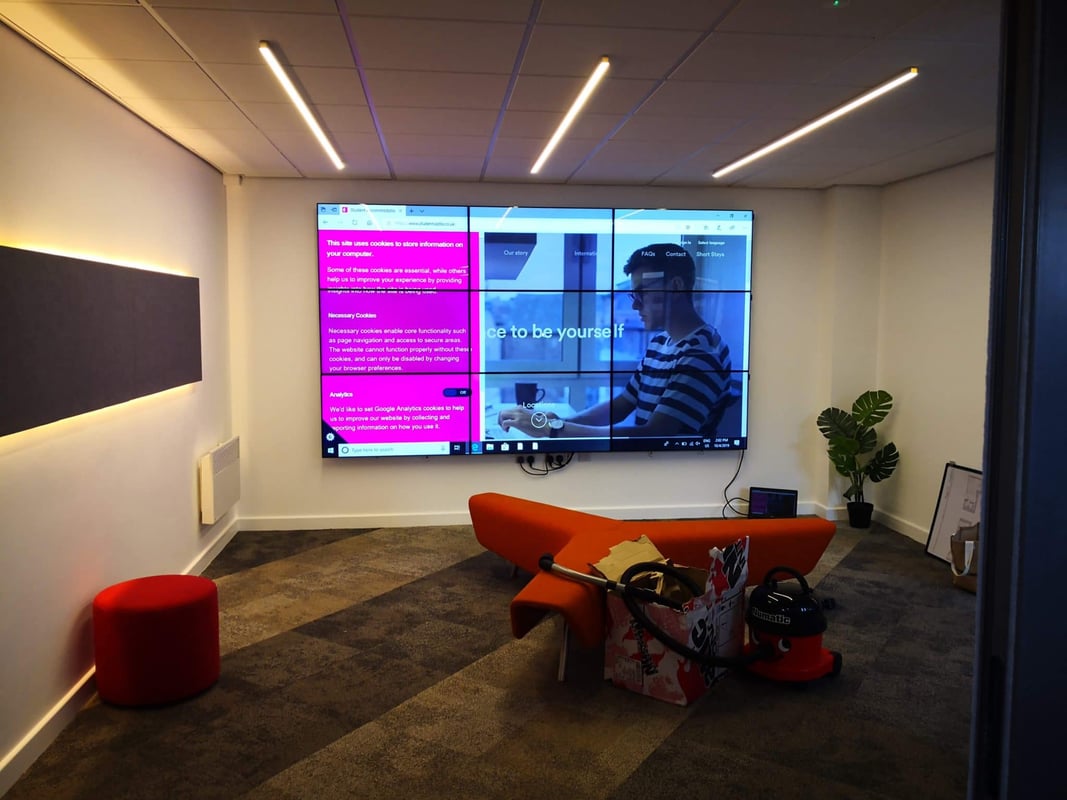 video wall, videowall, video wall installation, oxford, oxfordshire, a34, m4, large format screen, student castle, 2x2, 3x3, 4x4, video, large wall, large screen, pictures, berkshire, hampshire, conference, meeting