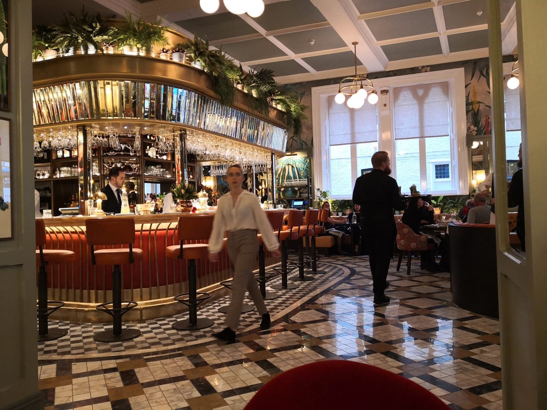 The ivy, oxford, oxforshire, the ivy collection, tv screen, screen hire, staff training, 55", 50" screen, wheeled trolley stand, HDMI cable, a34, Berkshire, Hampshire, lcd screen hire, led screen hire, screens, av equipment, ave services