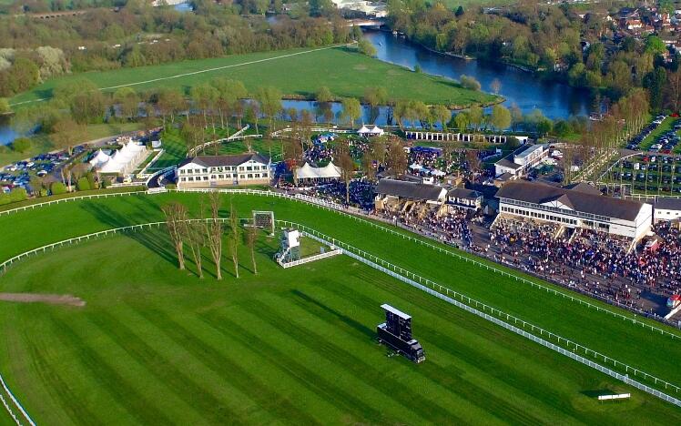 Windsor racecourse, av hire, ave services, audio visual, audio visual equipment, conference, conference hire, conference av, screens, 50" screen, 65" screen, 75" screen, large screens, speakers, microphones, pa system, business event