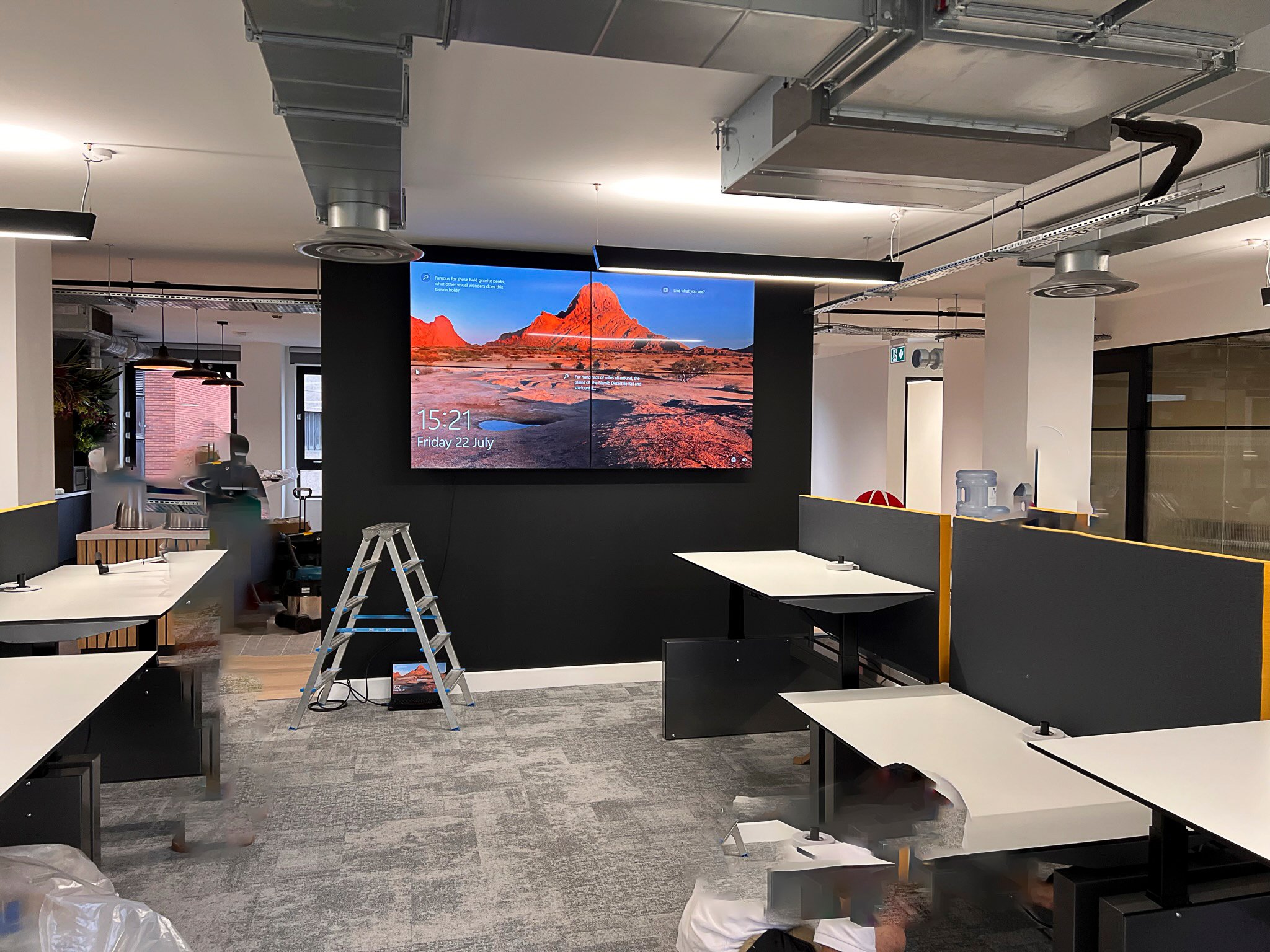 2x2 videowall for a busy office space to show grafana stats,